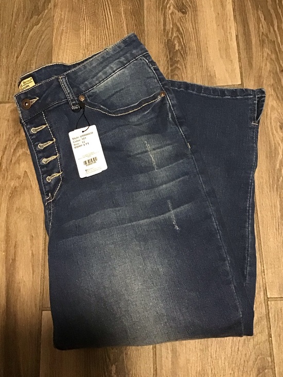 Suzanne Betro Denim - NWT! Suzanne Betro Dark Indigo Hi-Rise Capris with Button-Fly